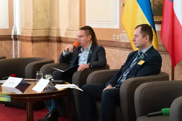 Vicepremiér Ivan Bartoš uspořádal setkání státní správy, byznysu a neziskového sektoru pod názvem IT pro Ukrajinu